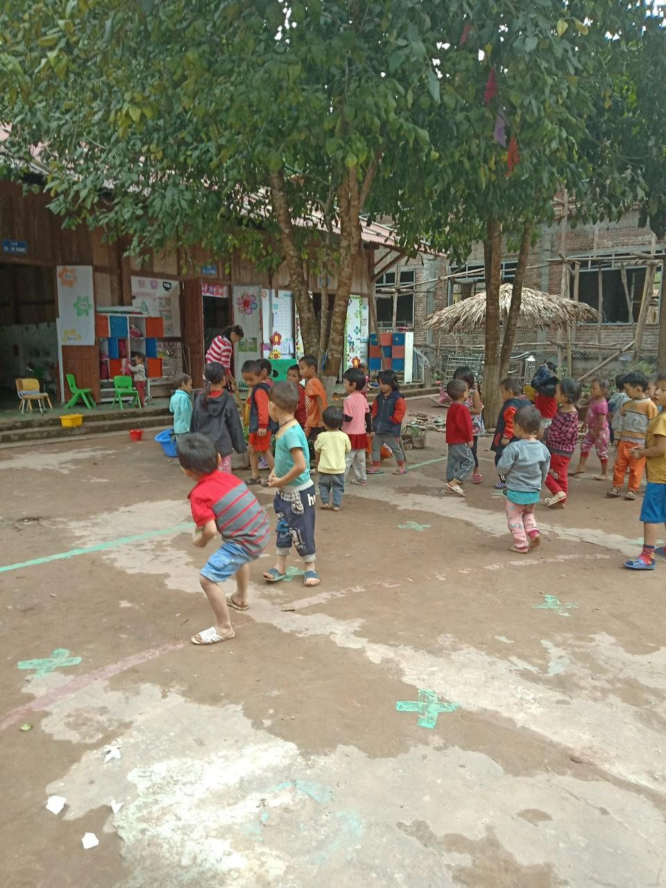 Trước kia, các con phải học trong những nhà ghép gỗ, lớp học chưa bao giờ được kín gió