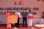 Đại diện Trường Phổ thông dân tộc bán trú Tiểu học Na Cô sa đón nhận cờ thi đua của Ủy ban nhân dân tỉnh Điện Biên