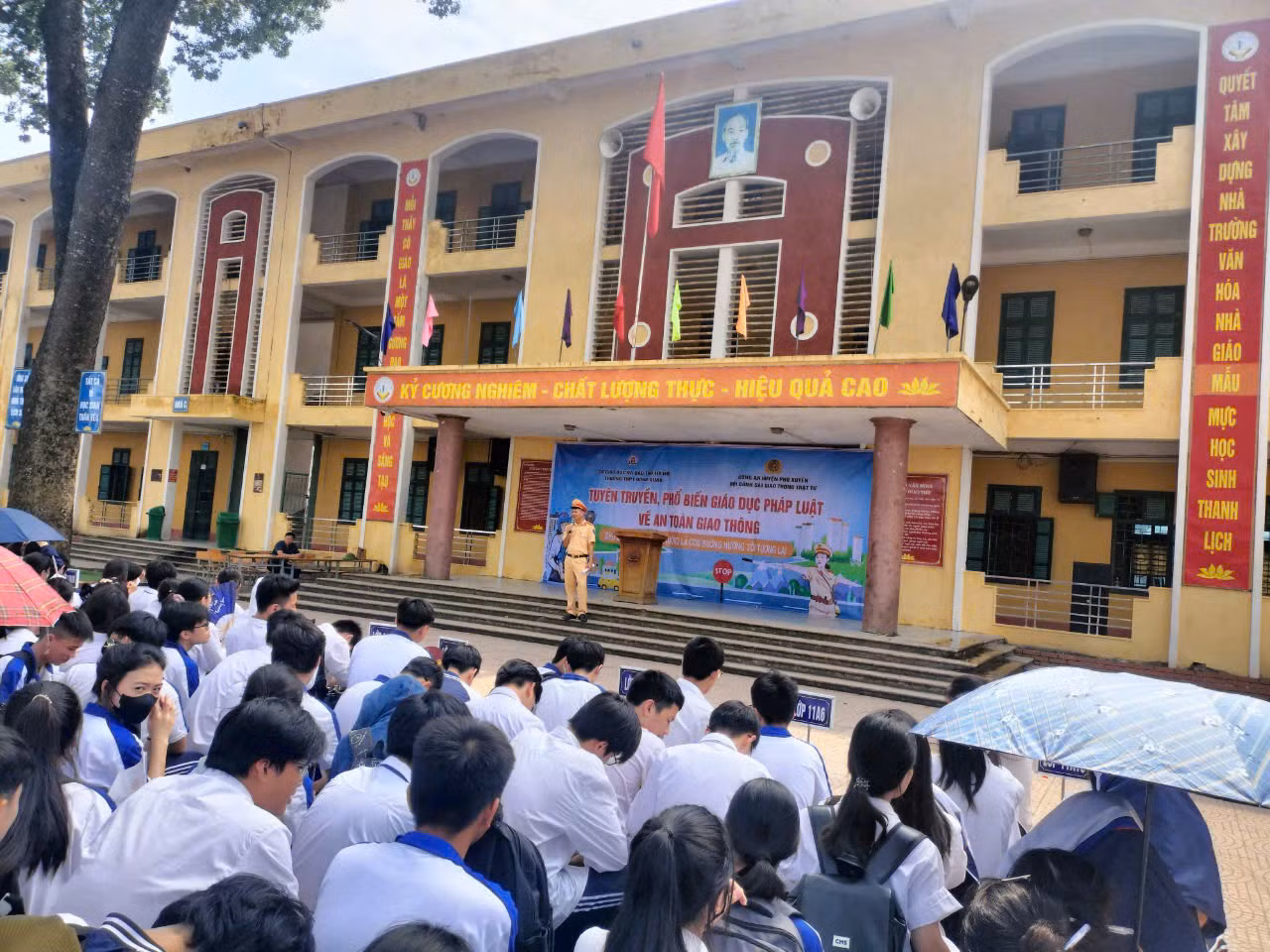 Trường Trung học phổ thông Đồng Quan tổ chức tuyên truyền về an toàn giao thông. Ảnh: NVCC.
