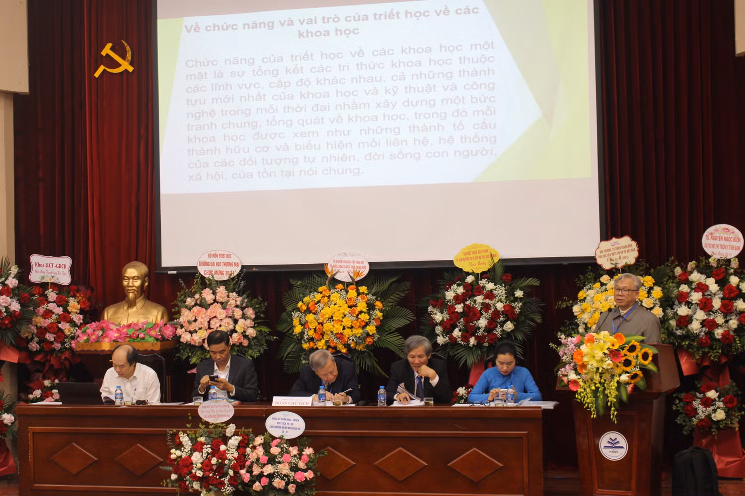 Tiến sĩ Phạm Văn Chung, nguyên giảng viên Trường Đại học Khoa học xã hội và Nhân văn (Đại học Quốc gia Hà Nội) trình bày báo cáo tại Hội thảo.
