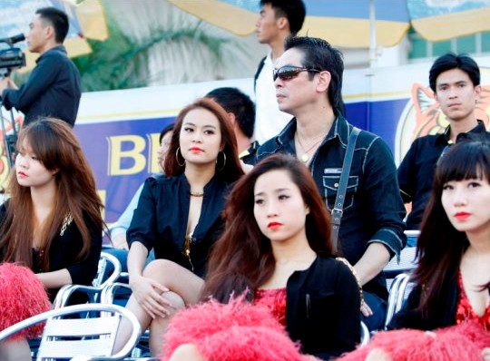 Hoàng Thùy Linh bất ngờ xuất hiện trên khán đài với trang phục kín đáo, khiến mọi người không khỏi bất ngờ