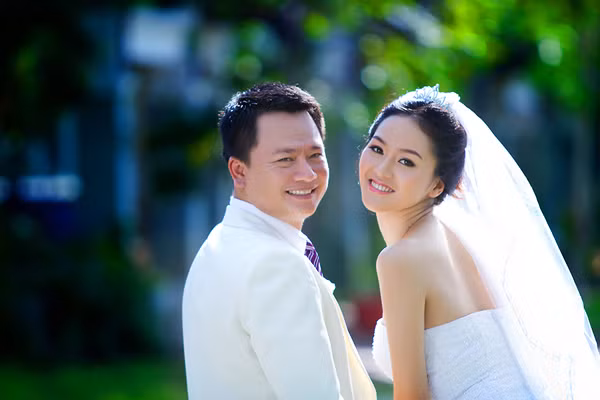 Là người kín tiếng trong chuyện tình cảm, gần sát ngày cưới, Phan Thị Lý mới chịu tiết lộ bộ ảnh cưới và thông tin về ông xã. Là người kín tiếng trong chuyện tình cảm, gần sát ngày cưới, Phan Thị Lý mới chịu tiết lộ bộ ảnh cưới và thông tin về ông xã.