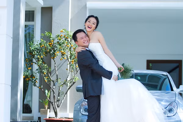 Sau khi kết hôn, người đẹp gốc Thanh Hóa sẽ chuyển về Sài Gòn sống và phụ giúp ông xã trong công việc kinh doanh. Cô cũng vừa tốt nghiệp Đại học, chuyên ngành quản trị du lịch. Sau khi kết hôn, người đẹp gốc Thanh Hóa sẽ chuyển về Sài Gòn sống và phụ giúp ông xã trong công việc kinh doanh. Cô cũng vừa tốt nghiệp Đại học, chuyên ngành quản trị du lịch.