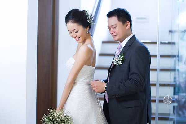 Phan Thị Lý chia sẻ, chồng cô là người gốc Nha Trang và đang sinh sống, kinh doanh tài chính tại TP HCM. Vì quê chồng ở thành phố biển nên cặp tân lang, tân nương đã quyết định tổ chức đám cưới lãng mạn trên bãi biển Nha Trang vào ngày 19/5 với số lượng khách mời hạn chế, chủ yếu là gia đình và bạn bè thân thiết. Phan Thị Lý chia sẻ, chồng cô là người gốc Nha Trang và đang sinh sống, kinh doanh tài chính tại TP HCM. Vì quê chồng ở thành phố biển nên cặp tân lang, tân nương đã quyết định tổ chức đám cưới lãng mạn trên bãi biển Nha Trang vào ngày 19/5 với số lượng khách mời hạn chế, chủ yếu là gia đình và bạn bè thân thiết.