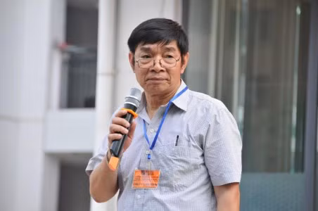 Thầy Đỗ Quang Hợp – Hiệu trưởng Nhà trường lên phát biểu khai mạc Hội thi.