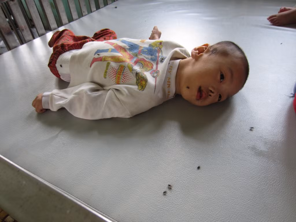 "Tôi chỉ mong cháu khỏe mạnh, có thể nhận biết được mọi người trong gia đình, chứ chẳng bao giờ dám nghĩ đến chuyện học hành cả!" - Bác Hoàng Thị Tâm cho hay