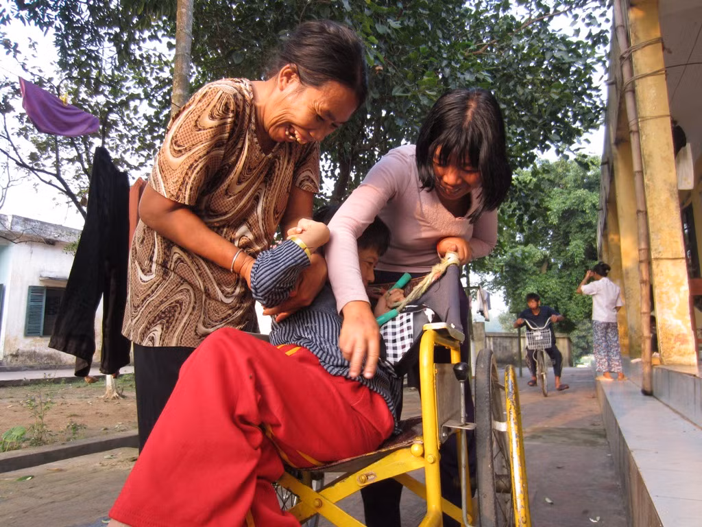 Còn đa phần thì phải nhờ đến sự chăm sóc của những cô bác lớn tuổi hơn tại trung tâm.