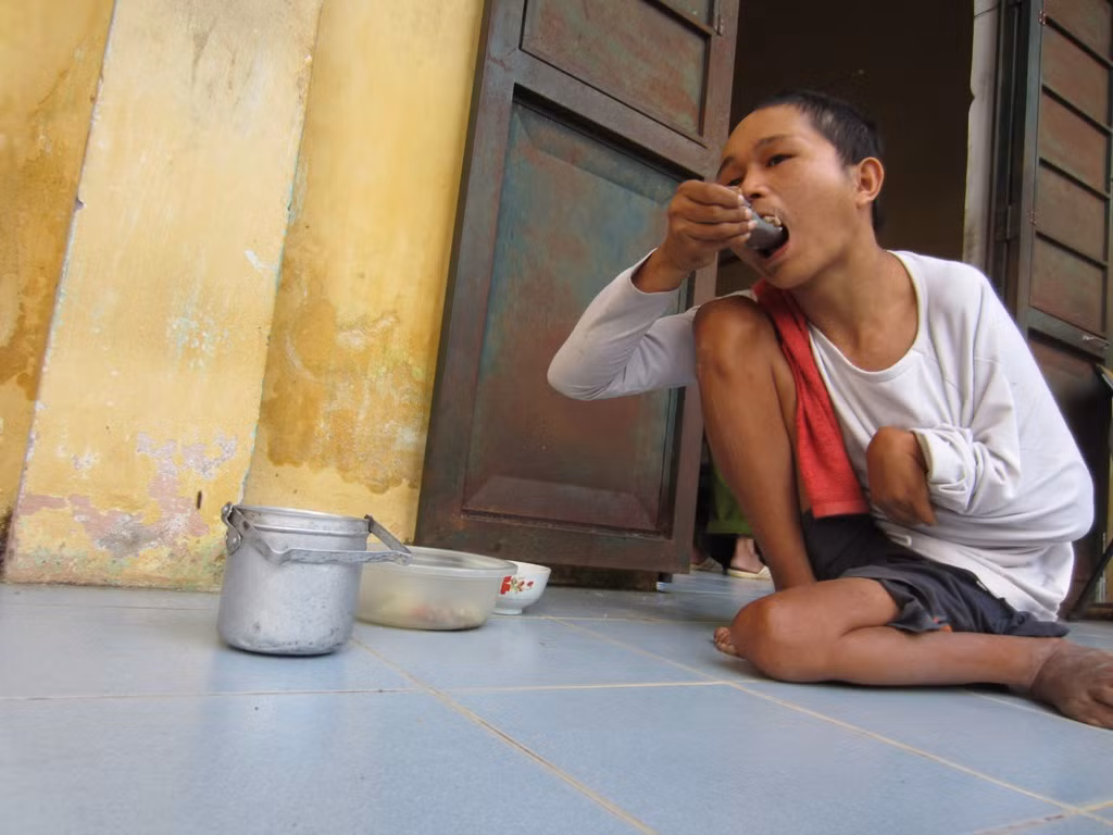 Tại đây, những em nhỏ may mắn nhất là những em có thể tự lo liệu cho bản thân mình từ ăn uống đến giặt giũ
