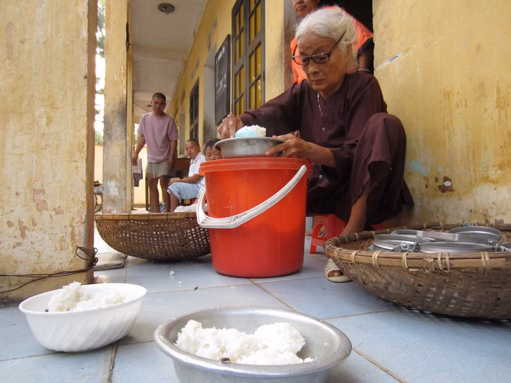 Bữa cơm của những trẻ em tàn tật khá đơn giản, thường chỉ gồm cơm trắng, một món canh. Thi thoảng được cải thiện hơn với đậu và thịt.