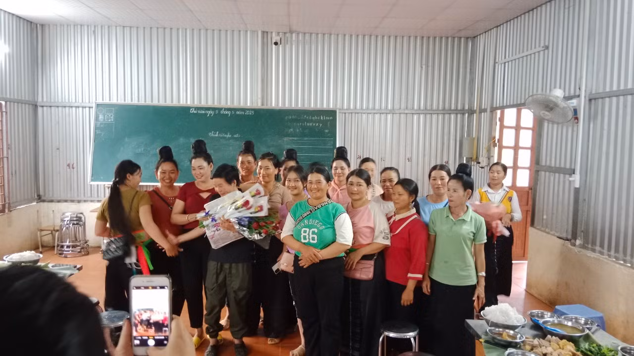 Chị em vui mừng trong ngày tốt nghiệp. Ảnh: LD