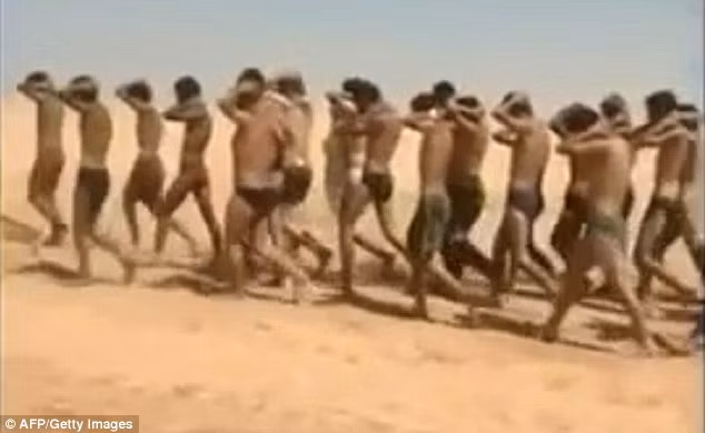 Hàng trăm binh sĩ Syria chỉ mặc quần lót bị dẫn ra sa mạc.