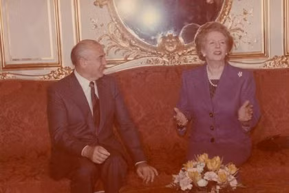 Bà Thatcher tiếp đón lãnh đạo Liên Xô Gorbachev tại London năm 1984. Bà Thatcher tiếp đón lãnh đạo Liên Xô Gorbachev tại London năm 1984.