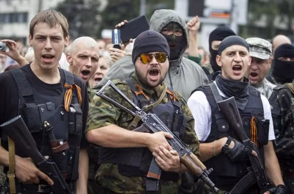 Các tay súng ủng hộ ly khai ở Donetsk. Các tay súng ủng hộ ly khai ở Donetsk.
