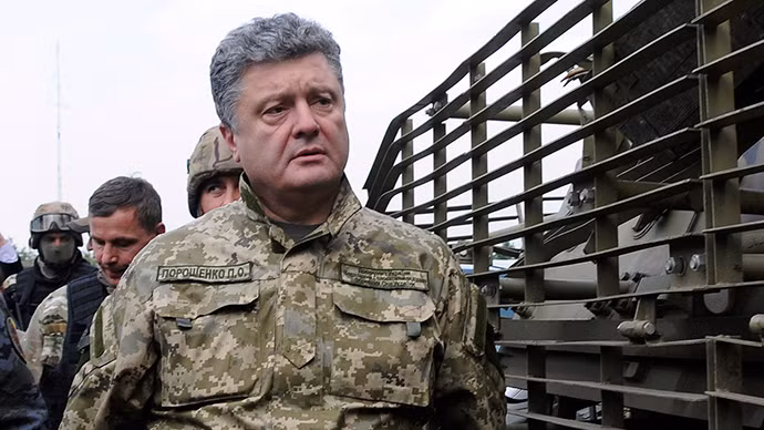 Tổng thống Ukraine Petro Poroshenko thăm các binh sĩ chiến đấu ở miền đông hôm 20/6.
