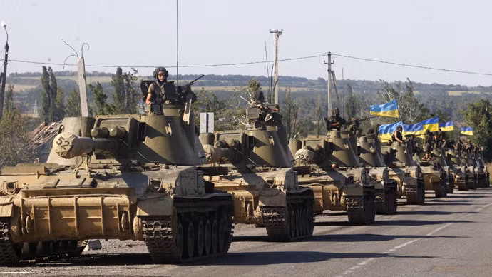 Đoàn xe tăng Ukraine di chuyển ở Donetsk.