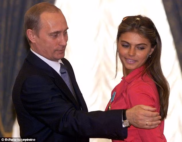 Những hình ảnh thân mật hiếm hoi giữa ông Putin và Kabayeva hiện đã 31 tuổi. Những hình ảnh thân mật hiếm hoi giữa ông Putin và Kabayeva hiện đã 31 tuổi.