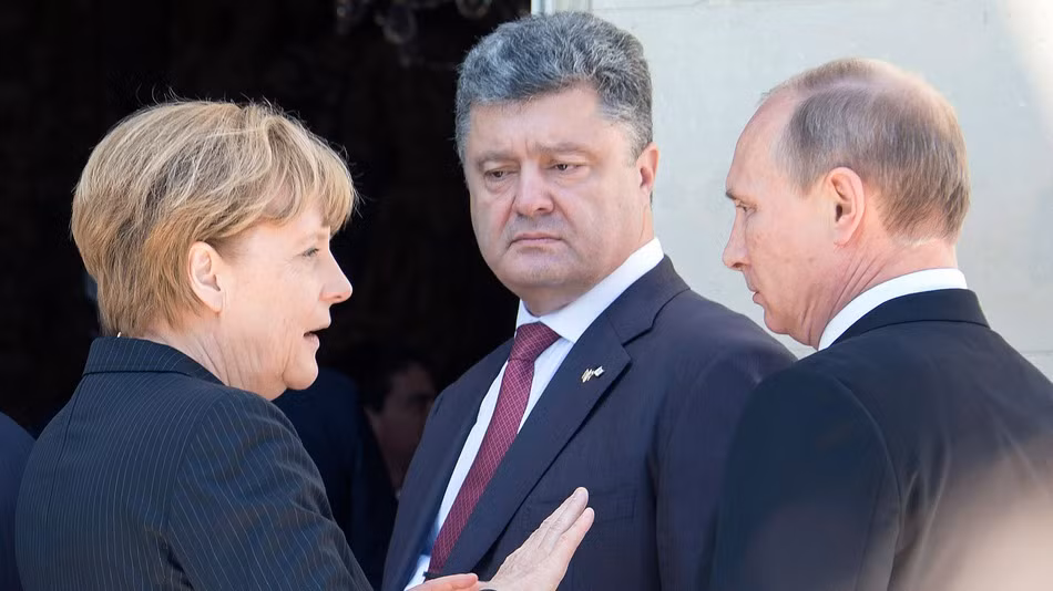 Từ trái qua phải: Thủ tướng Đức Angela Merkel, Tổng thống Ukraine Petro Poroshenko, Tổng thống Nga Vladimir Putin. Từ trái qua phải: Thủ tướng Đức Angela Merkel, Tổng thống Ukraine Petro Poroshenko, Tổng thống Nga Vladimir Putin.