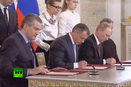 Tổng thống Putin và các nhà lãnh đạo Crimea, Sevastopol ký thỏa thuận sáp nhập vào Liên bang Nga. Tổng thống Putin và các nhà lãnh đạo Crimea, Sevastopol ký thỏa thuận sáp nhập vào Liên bang Nga.