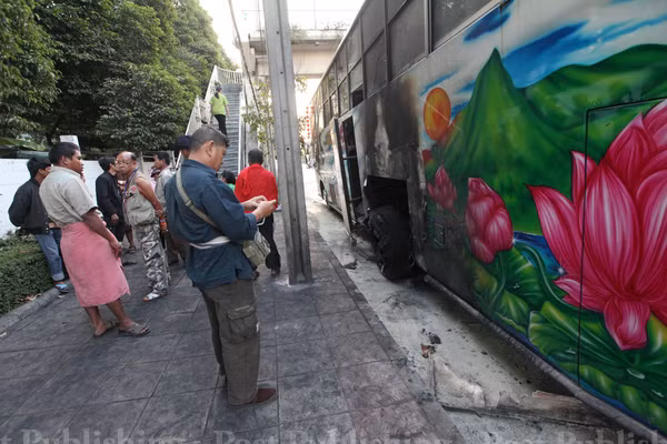 Chiếc xe bus chở người biểu tình bị đánh bom. Chiếc xe bus chở người biểu tình bị đánh bom.