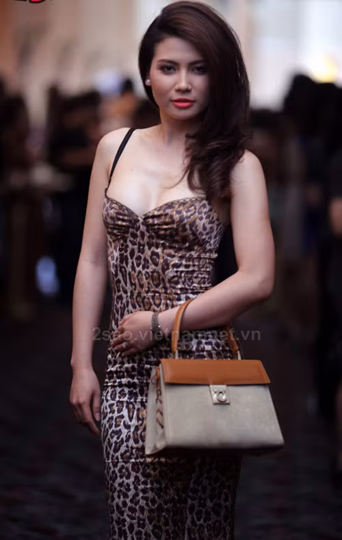 Nữ diễn viên khoe đường cong đẹp trong bộ đầm hai dây họa tiết da báo sexy