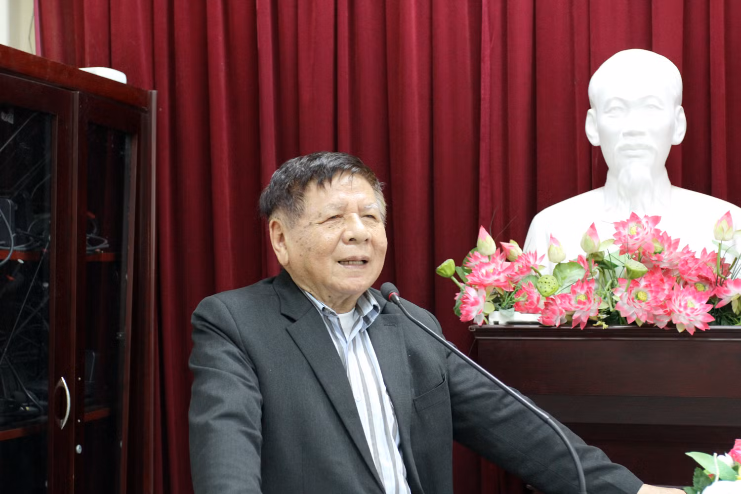 Phó giáo sư, Tiến sĩ Trần Xuân Nhĩ - Phó Chủ tịch Hiệp hội các trường đại học, cao đẳng Việt Nam - nguyên Thứ trưởng Bộ Giáo dục và Đào tạo phát biểu tại hội thảo (Ảnh: Lã Tiến)
