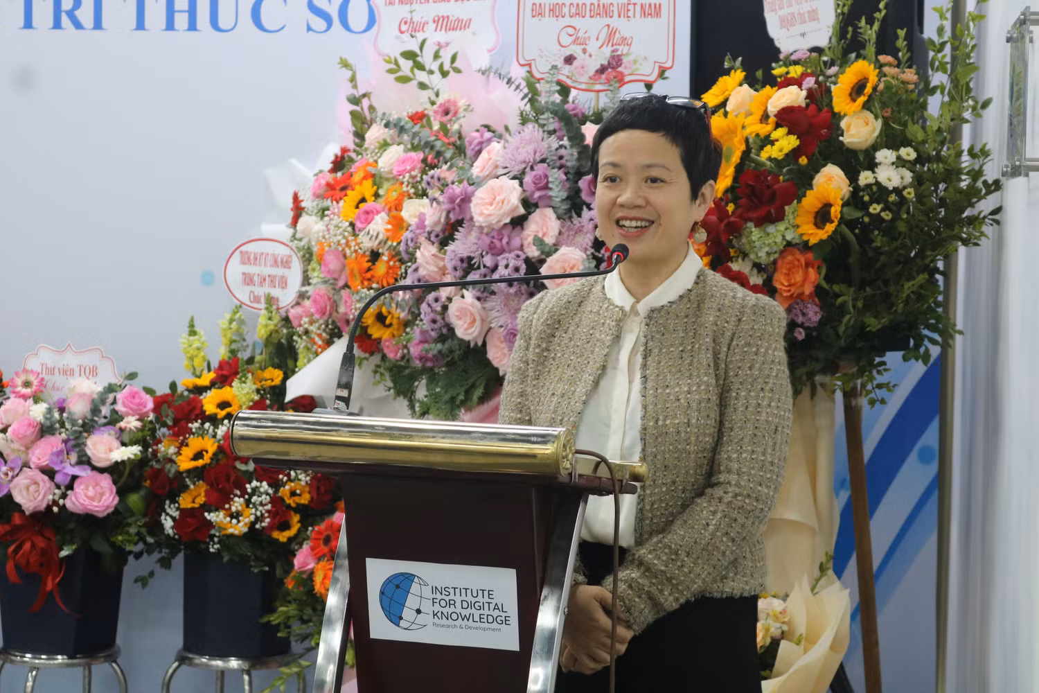 Đại biểu tham dự lễ ra mắt phát biểu chúc mừng Viện Nghiên cứu Phát triển Tri thức số. Ảnh: DN