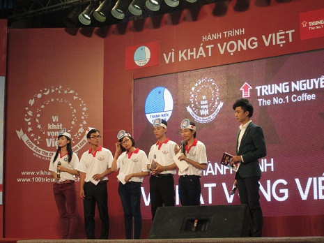 Sự căng thẳng trên nét mặt các bạn thí sinh của trường ĐH Thương mại. Sự căng thẳng trên nét mặt các bạn thí sinh của trường ĐH Thương mại.
