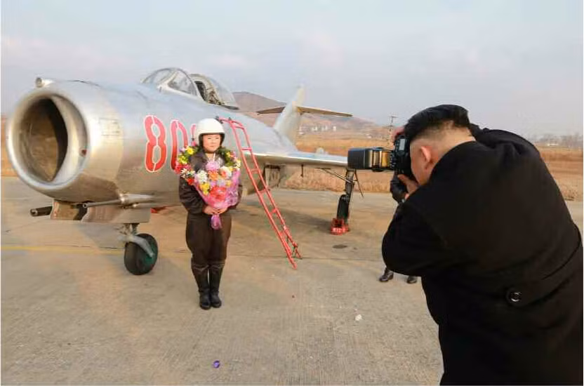 Nhà lãnh đạo Kim Jong-un chụp ảnh cho 1 nữ phi công. Nhà lãnh đạo Kim Jong-un chụp ảnh cho 1 nữ phi công.