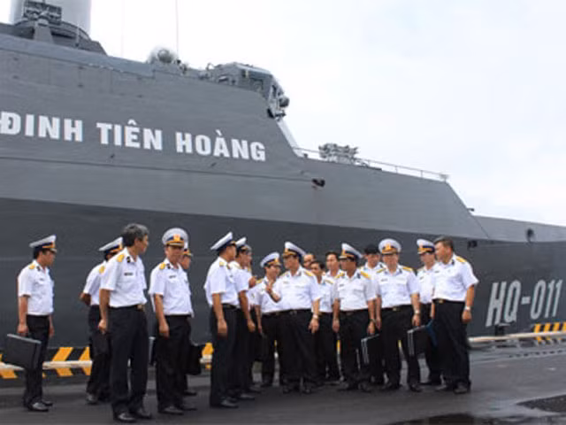 Tàu hải quân Đinh Tiên Hoàng, hình minh họa. Tàu hải quân Đinh Tiên Hoàng, hình minh họa.