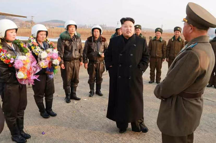Kim Jong-un trò chuyện với các sĩ quan và phi công Triều Tiên. Kim Jong-un trò chuyện với các sĩ quan và phi công Triều Tiên.