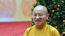 Nhét tiền vào tay tượng Phật làm ô uế chốn linh thiêng ảnh 9