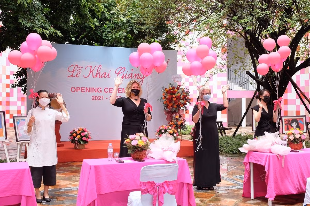 Lễ khai giảng ở TH School chỉ có 4 giáo viên, đảm bảo giãn cách.