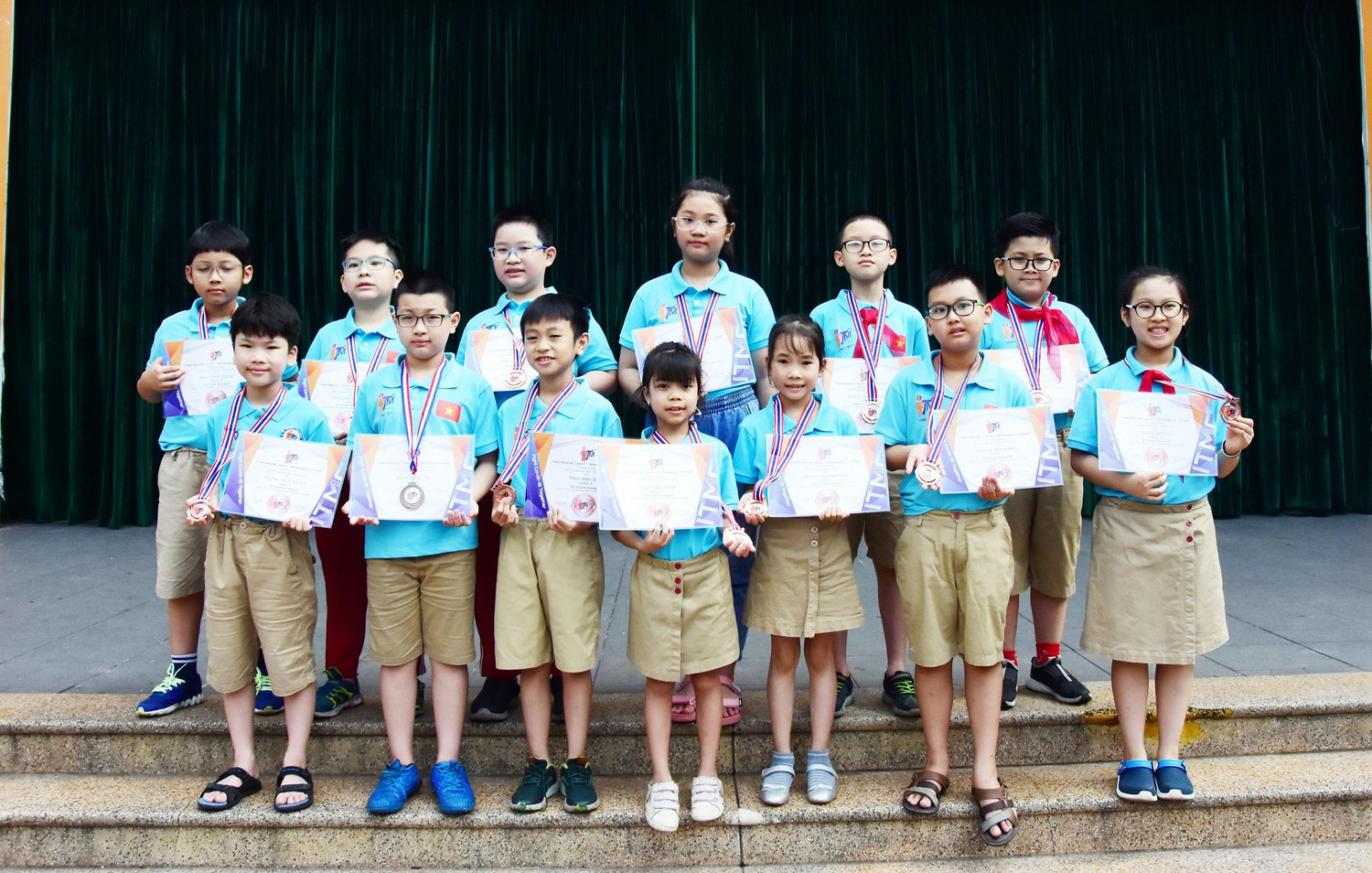 Các học sinh trường Lý Thái Tổ giành Huy Chương Đồng. Các học sinh trường Lý Thái Tổ giành Huy Chương Đồng.