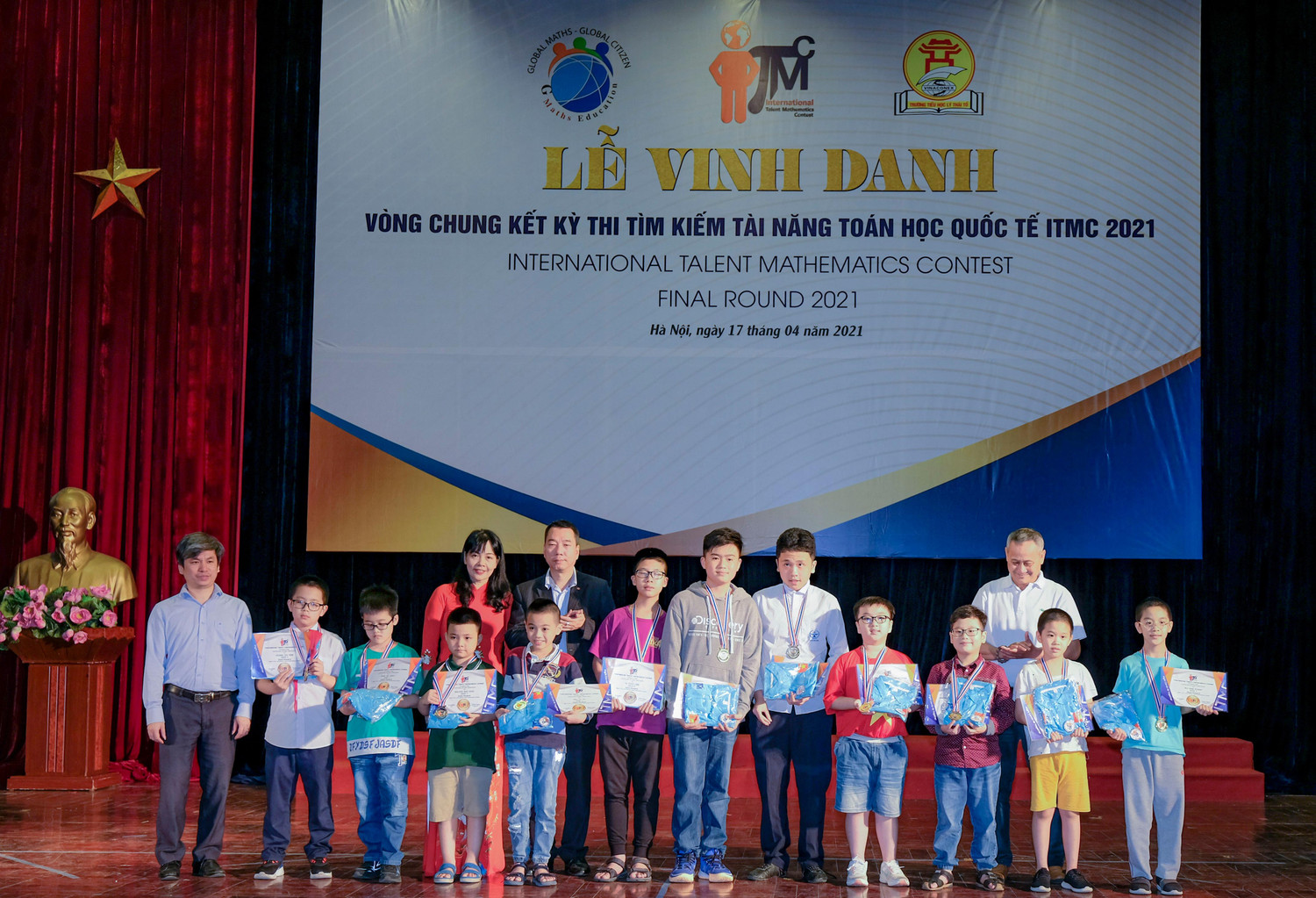 Đại diện Bộ Giáo dục và Đào tạo cùng các thầy, cô trao giải cho những học sinh đoạt giải. Đại diện Bộ Giáo dục và Đào tạo cùng các thầy, cô trao giải cho những học sinh đoạt giải.