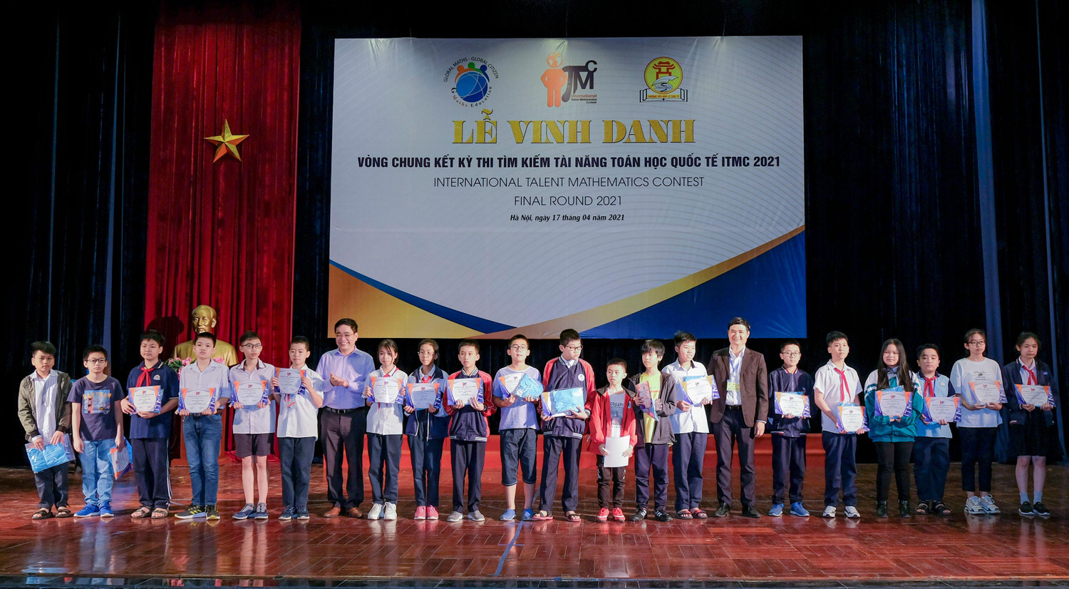 Thầy Đoàn Công Thạo - Đại diện hệ thống giáo dục Lý Thái Tổ trao giải cho các học sinh đạt giải. Thầy Đoàn Công Thạo - Đại diện hệ thống giáo dục Lý Thái Tổ trao giải cho các học sinh đạt giải.