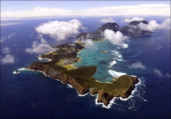3. Khó báu của đảo Lord Howe. Đảo nằm trong vùng biển Tasmania và chỉ có 300 cư dân bản địa. Vậy mà hàng năm, đảo đón hàng chục nghìn du khách tới thăm quan chỉ vì một kho báu bí ẩn. 3. Khó báu của đảo Lord Howe. Đảo nằm trong vùng biển Tasmania và chỉ có 300 cư dân bản địa. Vậy mà hàng năm, đảo đón hàng chục nghìn du khách tới thăm quan chỉ vì một kho báu bí ẩn.