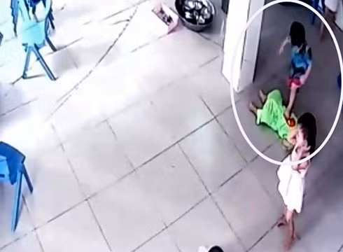 Quang cảnh bé P. bị bạn dùng chân đạp lên người ở trường mầm non Dạ (ảnh cắt từ video clip) Quang cảnh bé P. bị bạn dùng chân đạp lên người ở trường mầm non Dạ (ảnh cắt từ video clip)
