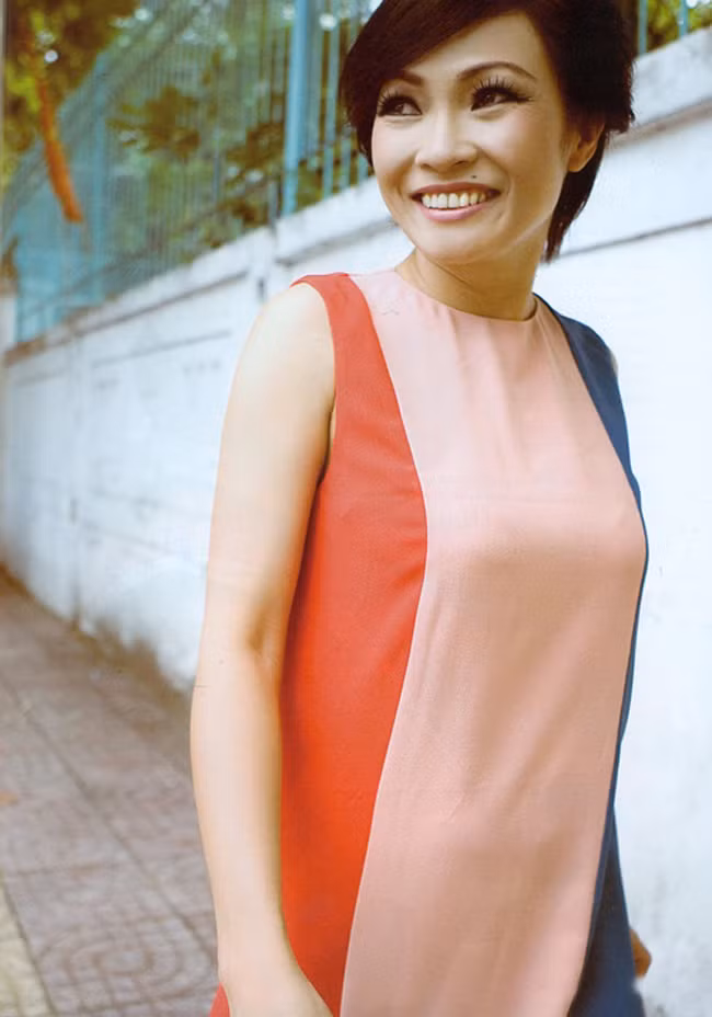 Ca sĩ Phương Thanh tuy không sắc nước hương trời, nhưng nốt ruồi duyên càng góp phần giúp gương mặt chị thêm rạng ngời.