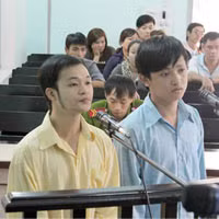 Hai bị cáo trước vành móng ngựa