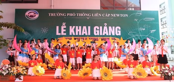 Hy vọng năm học tới đây học sinh sẽ khai giảng xong rồi mới vào học chính thức (Ảnh minh họa trên giaoduc.net.vn) Hy vọng năm học tới đây học sinh sẽ khai giảng xong rồi mới vào học chính thức (Ảnh minh họa trên giaoduc.net.vn)