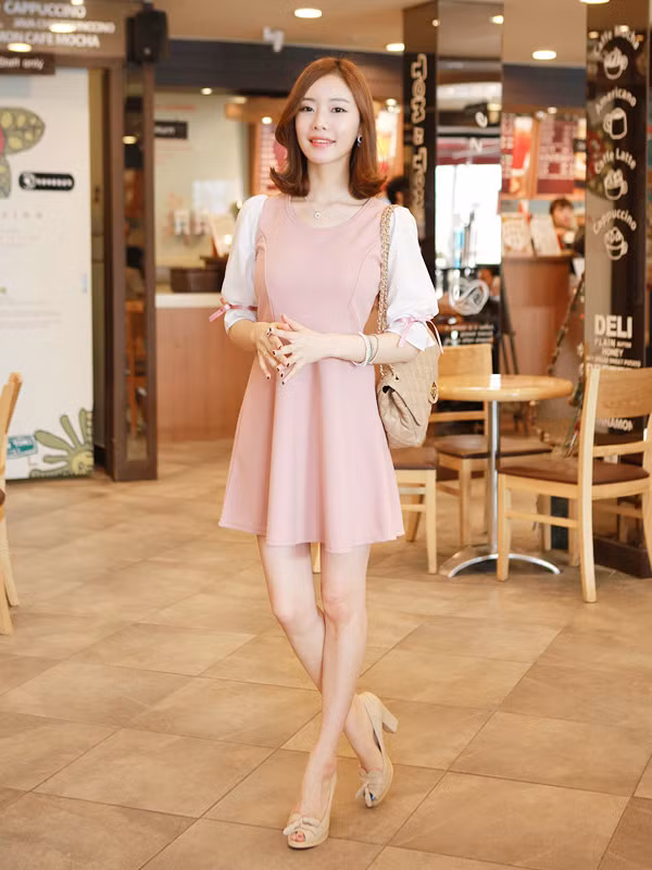 Sắc hồng kết hợp với trắng điểm xuyết ở cánh tay vừa nhẹ nhàng vừa nữ tình. Xem thêm: Những chiếc váy đáng phải "nhận thẻ đỏ"