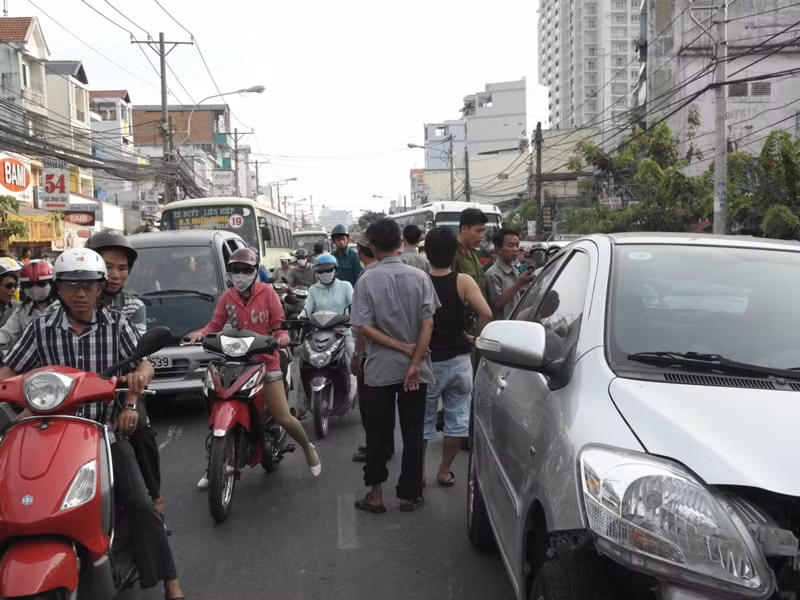Vụ tai nạn gây ùn tắc giao thông hàng giờ liền. Vụ tai nạn gây ùn tắc giao thông hàng giờ liền.