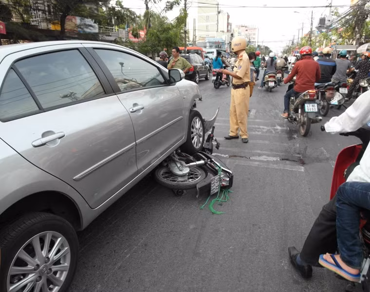 Chiếc xe bị cán ngang hông. Chiếc xe bị cán ngang hông.