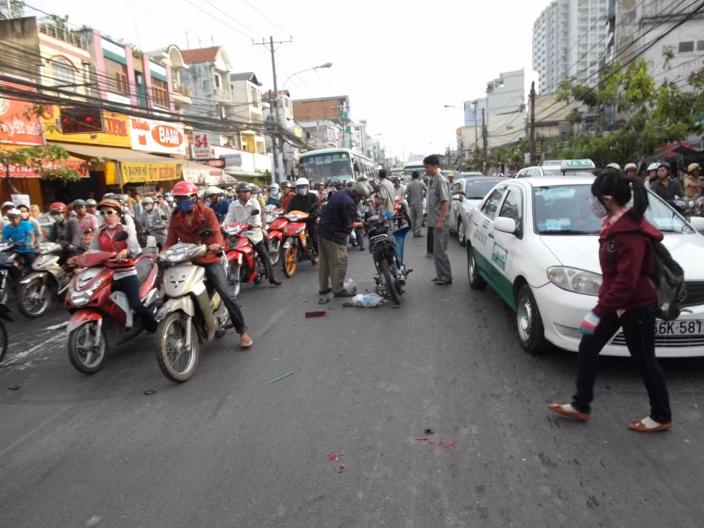 Chiếc xe máy trơ ra như sắt vụn sau khi bị chiếc xe hơi húc. Chiếc xe máy trơ ra như sắt vụn sau khi bị chiếc xe hơi húc.