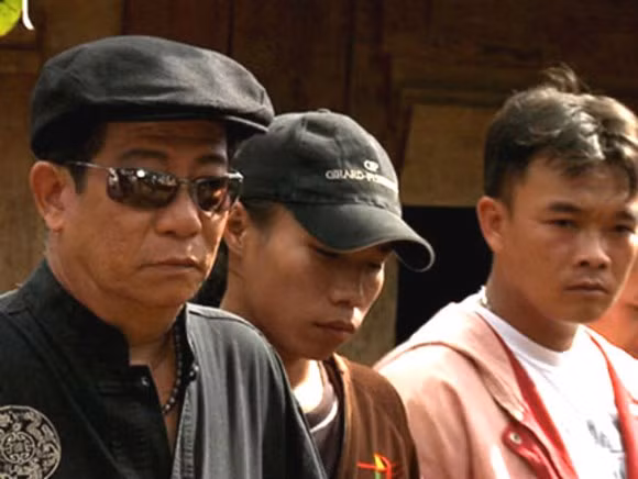 Diễn viên Nguyễn Hậu (ngoài cùng, trái) phải đầu tư chăm chút từ quần áo đến những trang sức tiểu tiết tạo dấu ấn cho vai trùm giang hồ Mìn Có trong phim Vật chứng mong manh.(Ảnh do đoàn phim cung cấp)