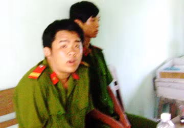 Ông Lê Thoại Kỳ và Phan Nguyễn Hoài Nam đang làm việc tại công an. Ảnh: TẤN LỘC Ông Lê Thoại Kỳ và Phan Nguyễn Hoài Nam đang làm việc tại công an. Ảnh: TẤN LỘC