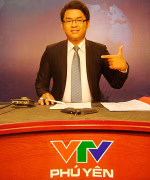 Lê Thoại Kỳ dẫn một chương trình truyền hình của VTV Phú Yên. (Ảnh lấy từ Facebook của Kỳ) Lê Thoại Kỳ dẫn một chương trình truyền hình của VTV Phú Yên. (Ảnh lấy từ Facebook của Kỳ)