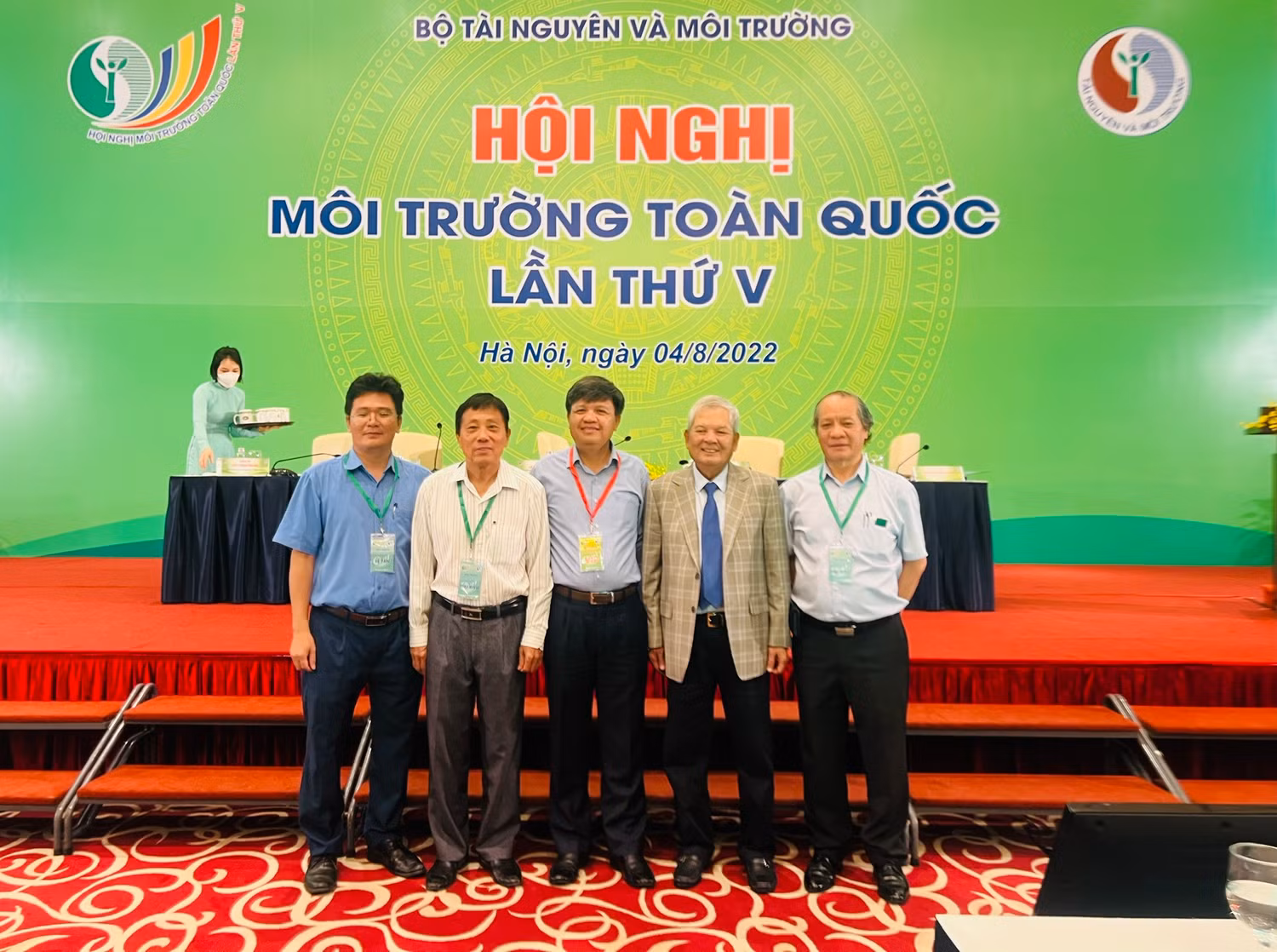 Giáo sư Phạm Hùng Việt (ngoài cùng bên phải) cũng các đại biểu là nhà khoa học tại Hội nghị Môi trường toàn quốc lần thứ V năm 2022. Ảnh: NVCC