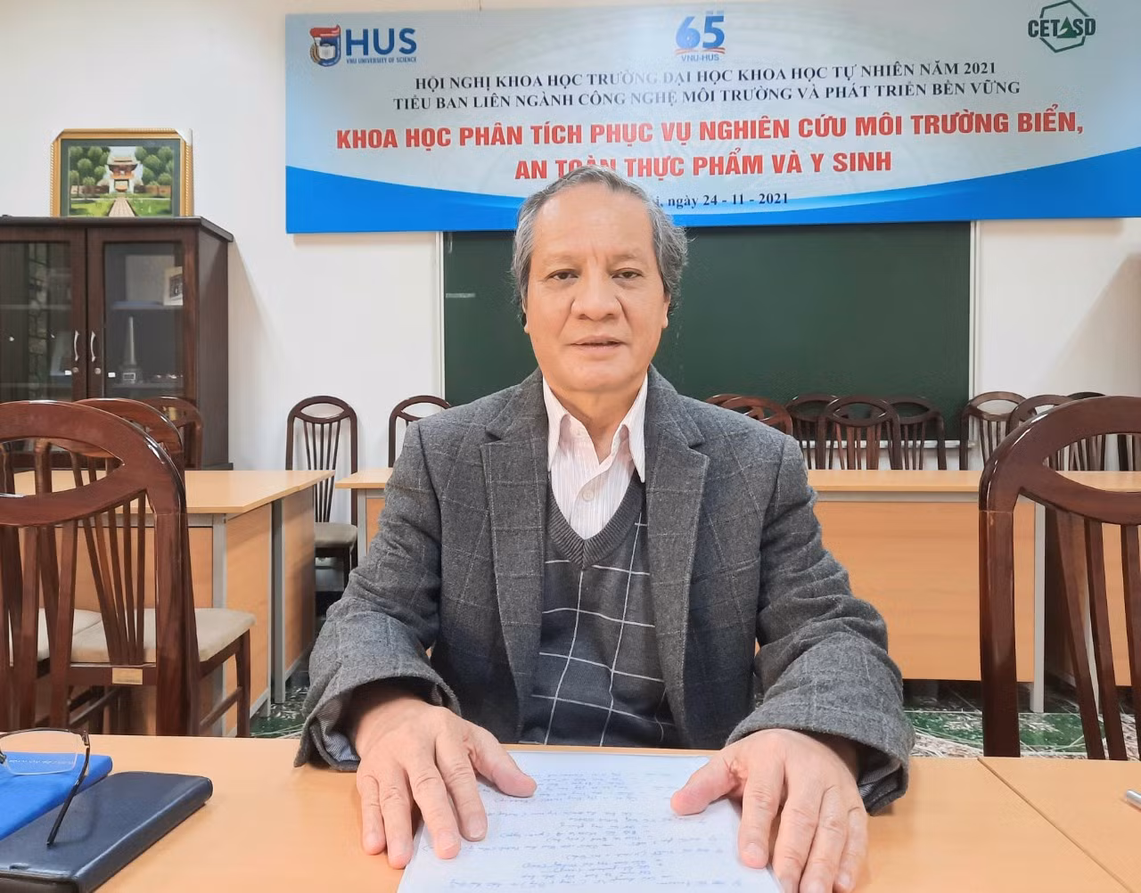 Giáo sư Phạm Hùng Việt kể về hành trình đến với chuyên ngành hiện tại của mình. Ảnh: Trần Lý