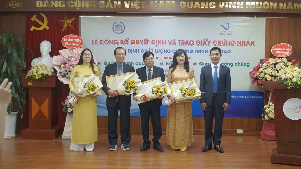 Trung tâm Kiểm định Chất lượng Giáo dục - Trường Đại học Vinh trao Giấy chứng nhận Kiểm định chất lượng cho 04 chương trình đào tạo của Trường Đại học Hoà Bình